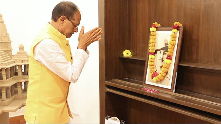 मुख्यमंत्री श्री चौहान ने अमर शहीद भगत सिंह के चित्र पर माल्यार्पण कर नमन किया
